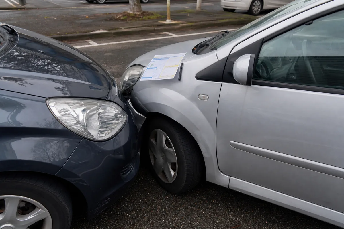 Constat amiable d’automobile rempli après un léger accrochage sur un parking